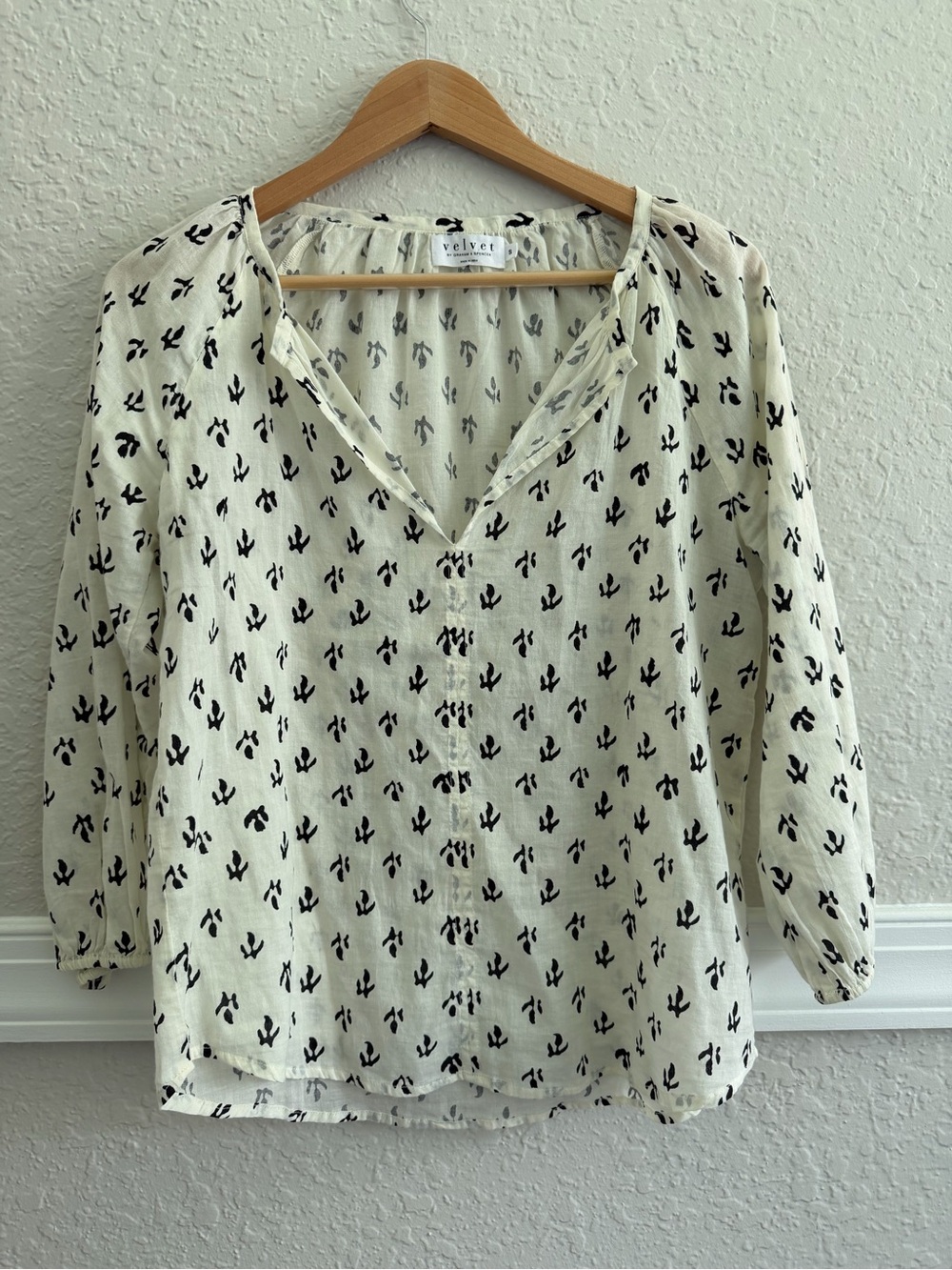 Velvet by Graham & Spencer Ivory Black Printed Cotton Blouse Size S